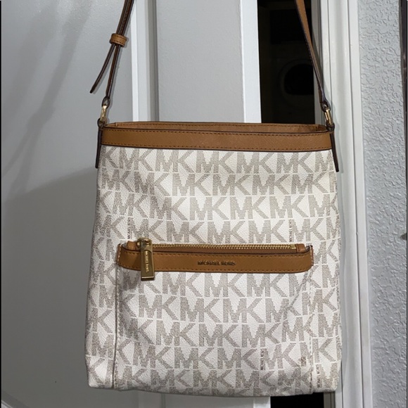 Vanilla Michael’s Kors backpack/purse/wallet set - Picture 5 of 10